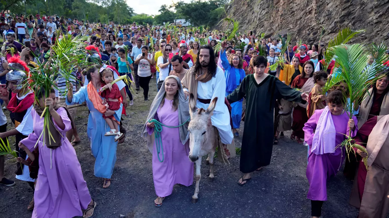 En folksamling i Paraguay återskapar Jesus intåg i Jerusalem på palmsöndagen