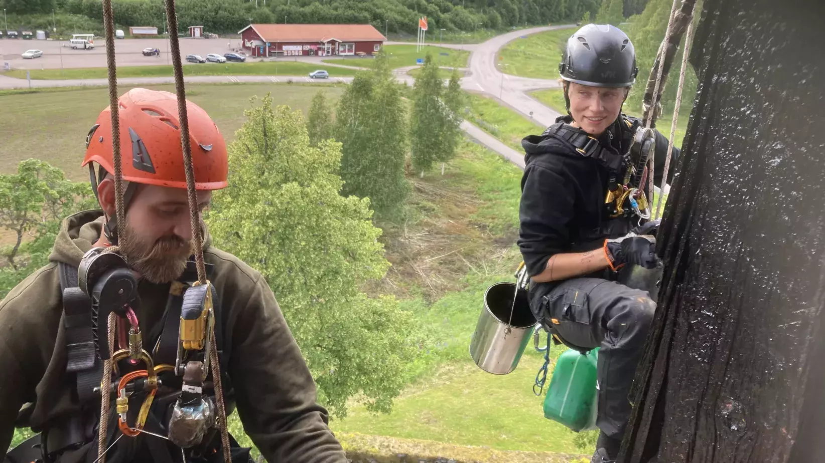 Kyrka penslas med tjära