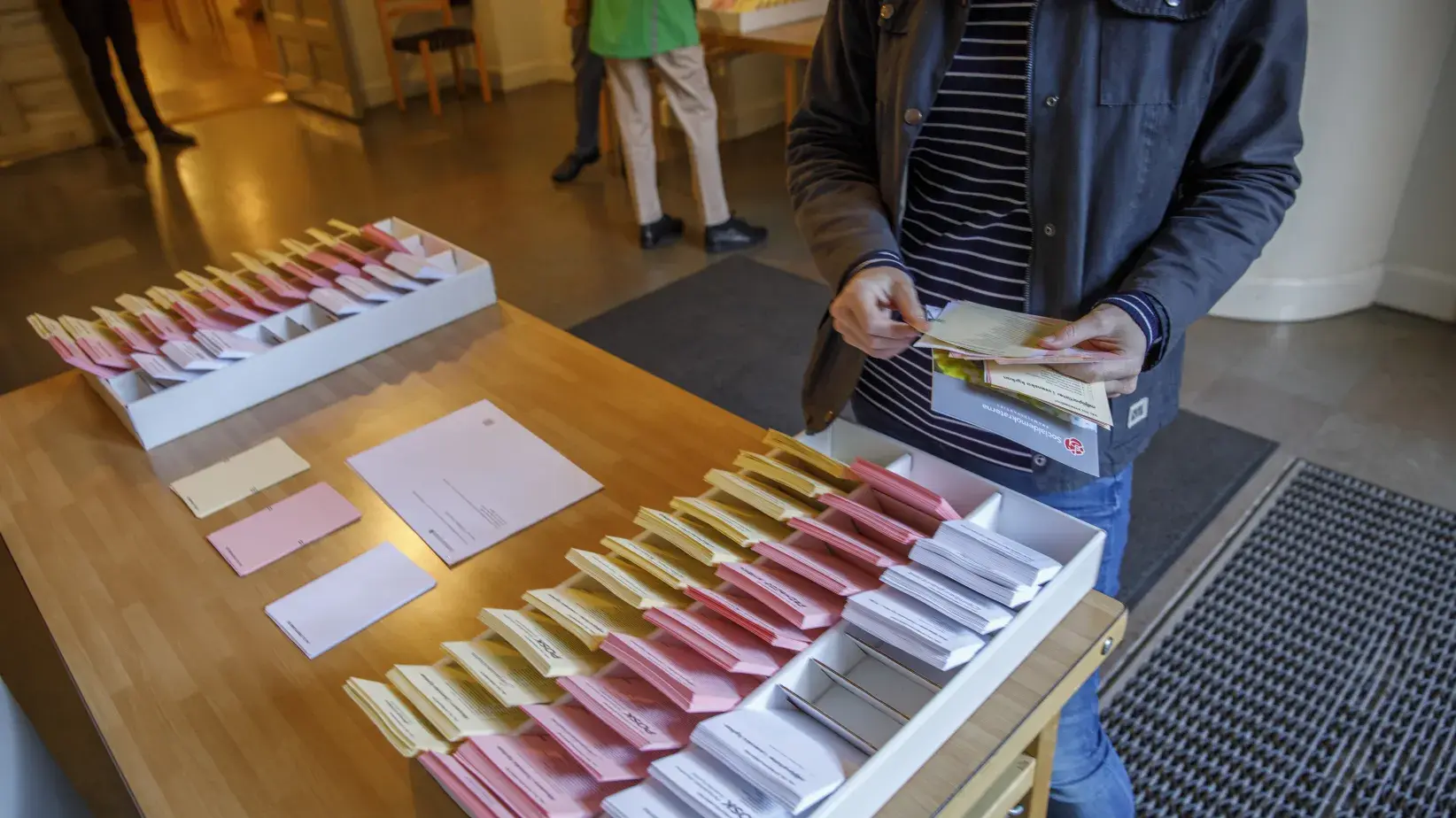 valsedlar i vallokal under kyrkovalet